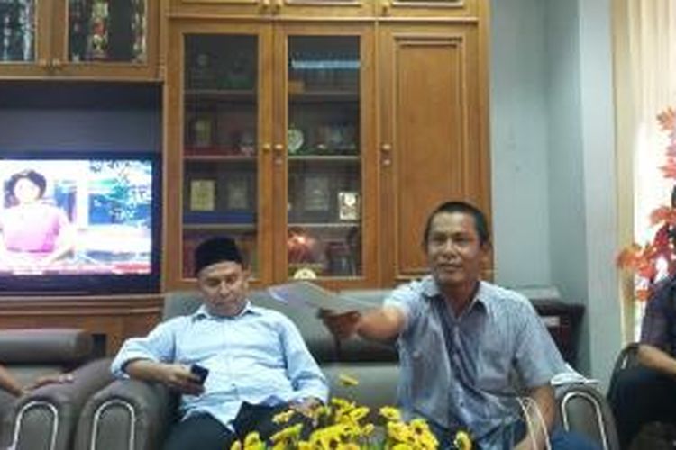 Wakil Ketua DPRD Lhokseumawe T Sofyanus (kanan) saat menerima puluhan wartawan yang menyerahkan somasi terhadap dirinya di DPRD Lhokseumawe, Selasa (3/11/2015)