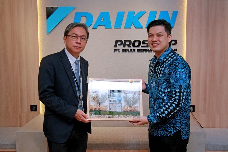 Dari kiki ke kanan: Presiden Direktur PT Daikin Airconditioning Indonesia Ching Khim Huat dan owner PT Sinar Berkat Harapan Lukky Gunawan