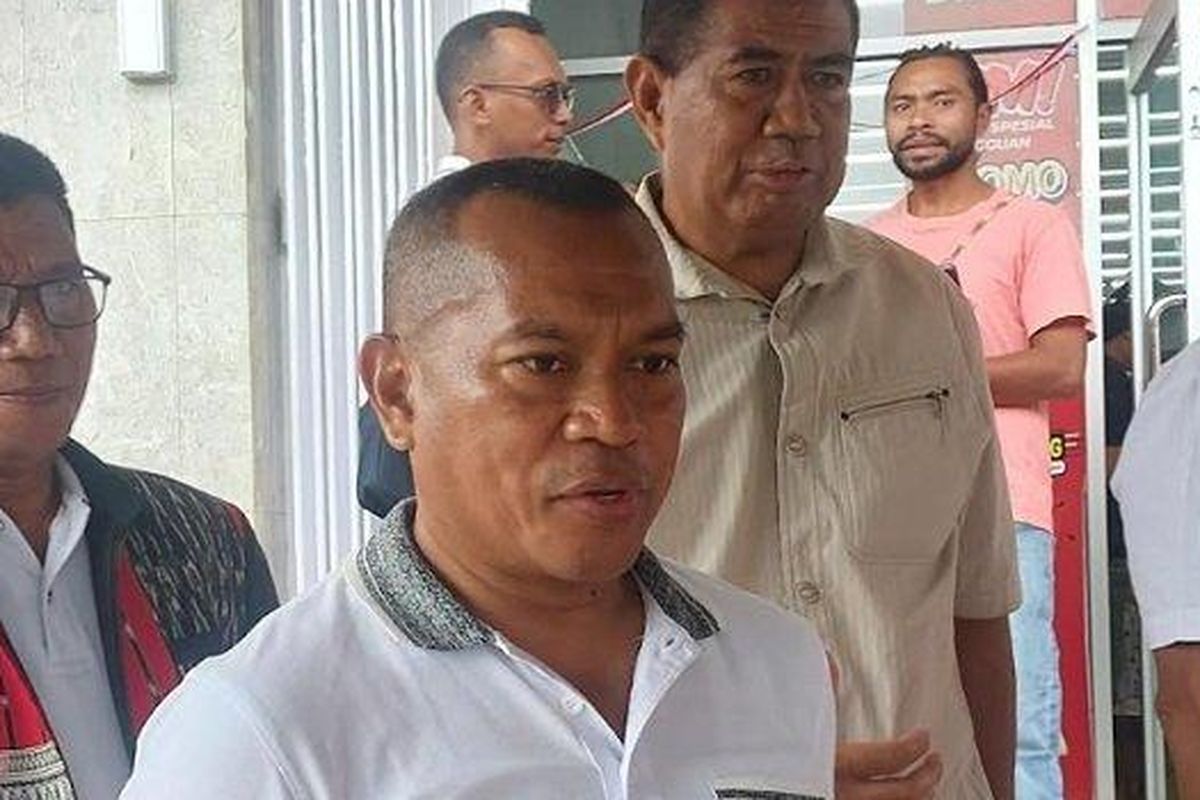 Sekda Flotim Petrus Pedo Maran.
