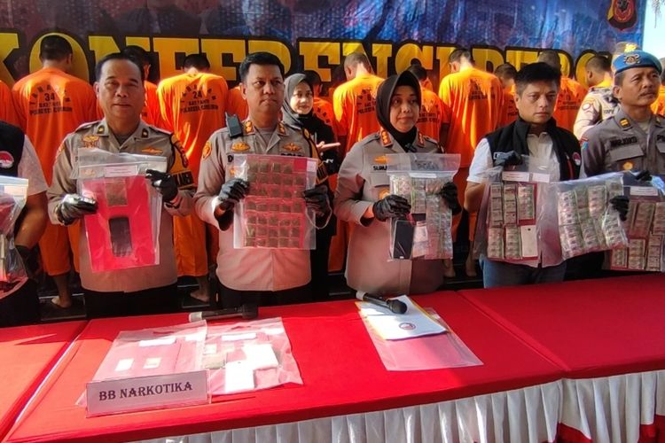 Kapolresta Cirebon Kombes Pol Sumarni bersama jajaran mengungkap kasus narkoba sepanjang Januari 2024 di Mapolresta Cirebon, Kamis (1/2/2024).
