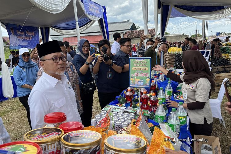 Menteri Perdagangan (Mendag) Zulkifli Hasan meninjau Bazar Ramadan di Kecamatan Natar, Gedong Tataan, dan Kedaton, Bandar Lampung, Kamis (13/4/2023).