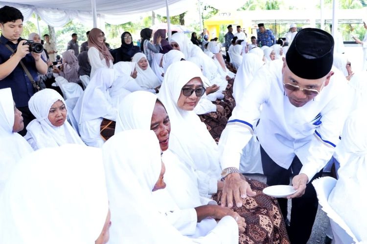 Calon Jemaah Haji Simalungun Ikuti Tepung Tawar, Usia Tertua Wanita 82 Tahun