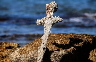 Penemuan pedang tentara Perang Salib yang berusia 900, di lepas pantai Israel. [SS/YOUTUBE/THE NEWS]