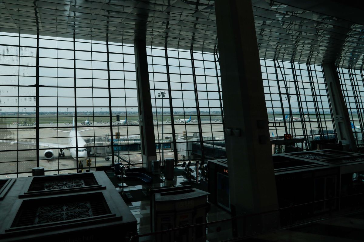 Suasana sepi di terminal 3 Bandara Soekarno-Hatta, Tangerang, Banten, Sabtu (25/4/2020). Bandara Soekarno-Hatta untuk sementara tidak melayani angkutan penumpang mulai Jumat (24/4/2020) hingga 1 Juni mendatang. Peraturan tersebut dalam rangka pengendalian transportasi selama musim mudik Idul Fitri 1441 H dalam rangka pencegahan penyebaran COVID-19.