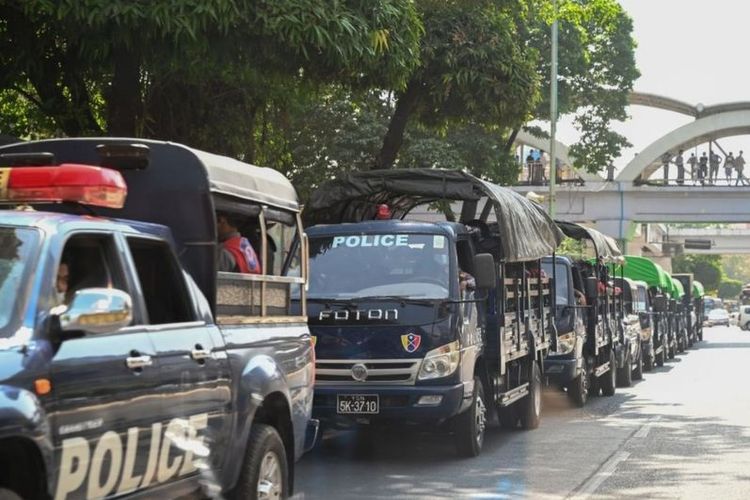 Aparat kepolisian berada di dalam truk yang diparkir di pusat kota Yangon, Senin (1/2/2021), ketika militer Myanmar menahan Aung San Suu Kyi dan presiden negara itu dalam sebuah kudeta militer.