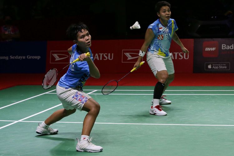 Pasangan ganda putri Indonesia Apriyani Rahayu/Siti Fadia Ramadhanti bertanding melawan unggulan pertama China, Chen Qing Chen/Jia Yi Fan pada pertandingan final Indonesia Masters 2022 di Istora Senayan, Jakarta, Minggu (12/6/2022). Mereka harus puas berakhir sebagai runner-up setelah kalah dengan skor 18-21, 12-21.