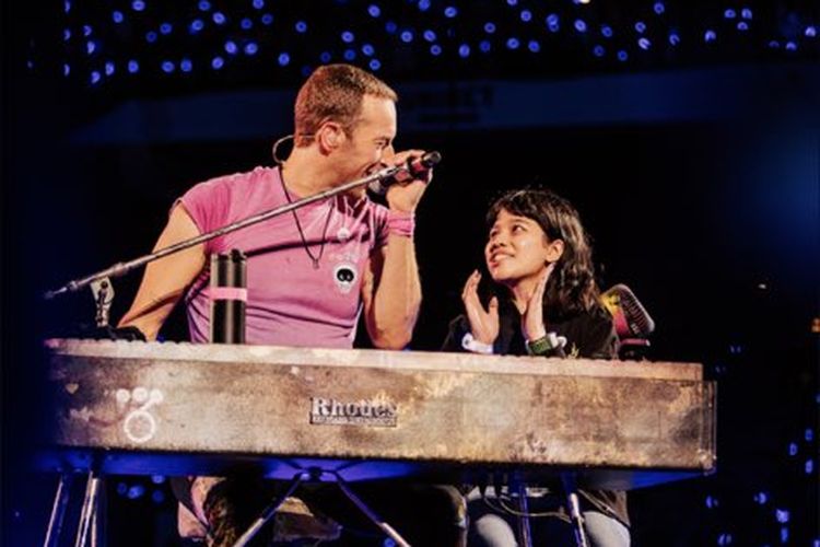 Nadia, fans Coldplay asal Indonesia diajak nyanyi bareng di atas panggung.