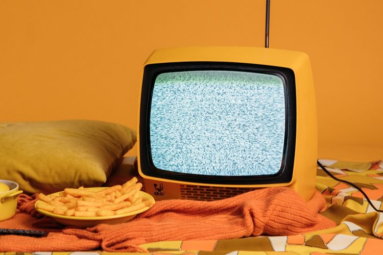 Ilustrasi TV tabung untuk nonton siaran TV digital.