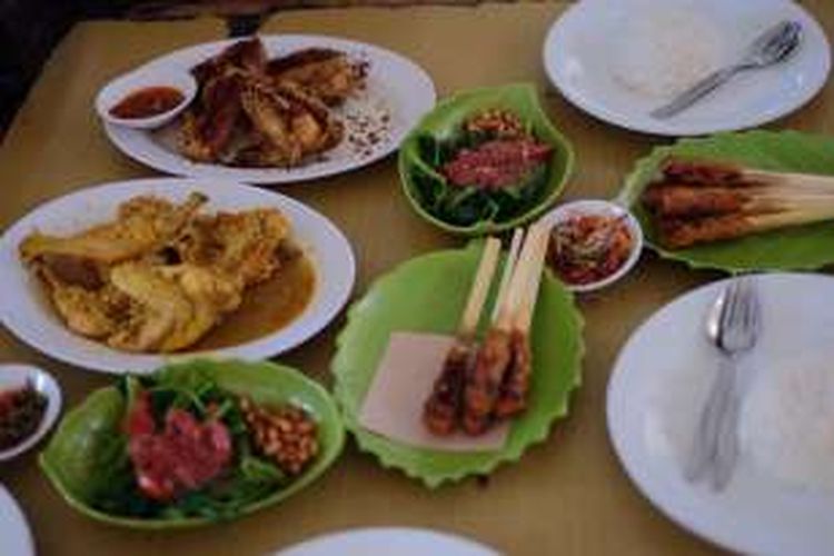 Hidangan di Rumah Makan Ayam Betutu Pak Man, Tuban, Bali, Jumat (18/3/2016). Hidangan berupa ayam betutu, sate lilit, dan plecing kangkung.