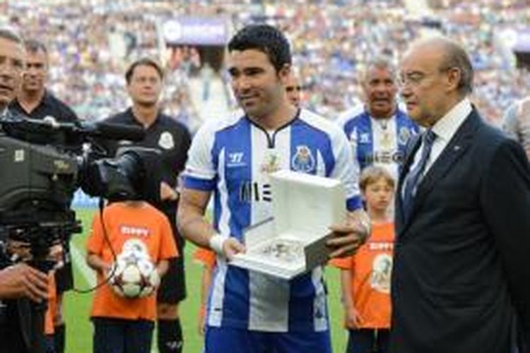 Mantan gelandang Barcelona dan FC Porto, usai pertandingan testimonial untuknya, antara FC Porto 204 dan Barcelona 2006, di Estadio do Dragao, Porto, 25 Juli 2014.