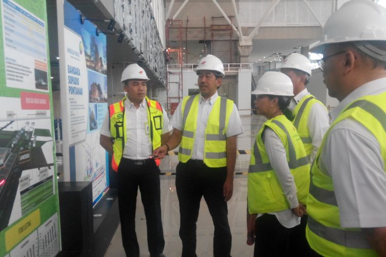Menteri BUMN Rini M Soemarno meninjau proyek pengembangan Bandara Internasional Supadio di Pontianak, Sabtu (18/3/2017).