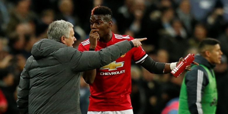 Manajer Manchester United, Jose Mourinho (kiri), berbicara dengan Paul Pogba dalam laga Liga Inggris kontra Tottenham Hotspur di Stadion Wembley, London, pada 31 Januari 2018.