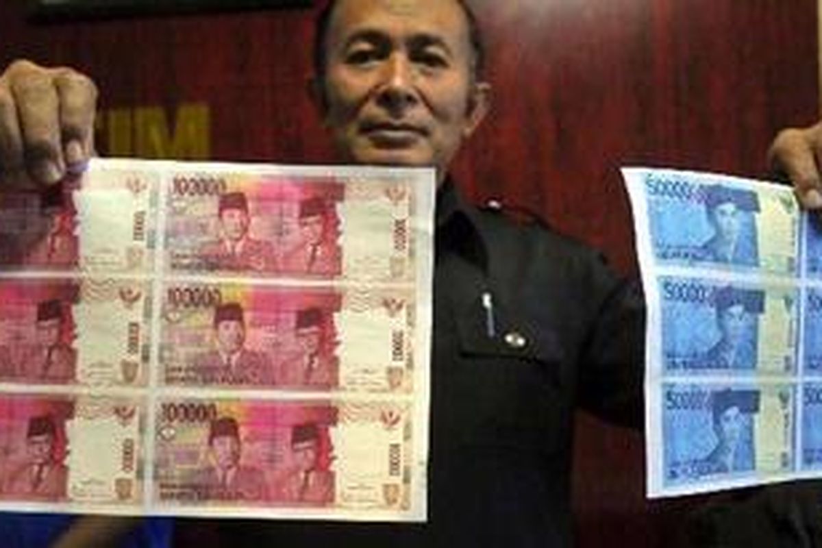 Polisi memperlihatkan barang bukti uang palsu senilai Rp 70 juta dan bahan-bahan pembuatnya di Markas Kepolisian Daerah Jawa Timur, Surabaya, Selasa (31/8/2010). Masyarakat diharapkan mewaspadai meningkatnya kejahatan peredaran uang palsu menjelang Lebaran. 