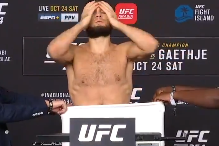 Khabib Nurmagomedov menunjukkan ekspresi muka lega pada sesi timbang badan jelang UFC 254, Jumat (23/10/2020).