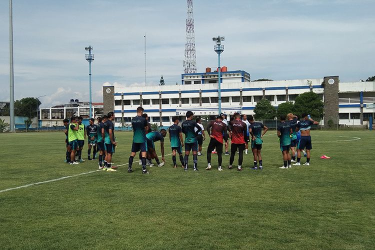 Para pemain Persib berkumpul setelah menjalani sesi latihan perdana pada pramusim 2022-2023 di Stadion Persib, Kota Bandung, Selasa (17/5/2022). 