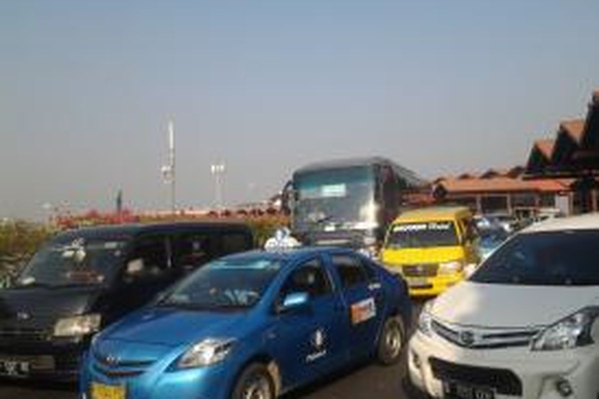 Lalu lintas di Bandara Soekarno-Hatta mengalami kemacetan karena proses pemadaman dan penyedotan asap di Terminal 2F Bandara Soekarno-Hatta, Tangerang, Kamis (14/8/2014).