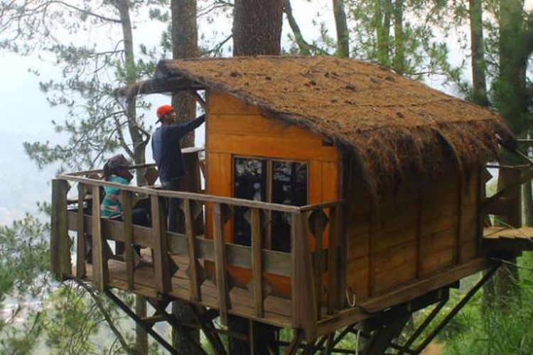 Omah Kayu merupakan salah satu alternatif wisata dengan biaya murah untuk menikmati pemandangan Kota Batu, Jawa Timur dari atas rumah pohon.