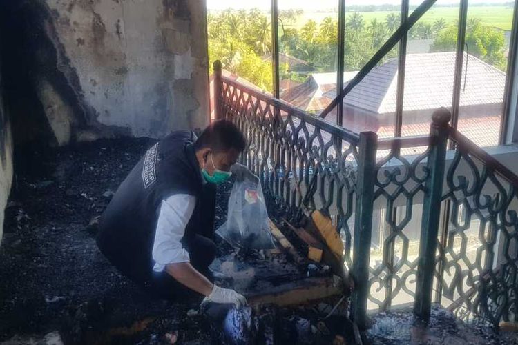 Polisi melakukan olah tempat kejadian perkara pembakaran kantor Bappeda Bireuen, Provinsi Aceh, Selasa (9/3/2021)