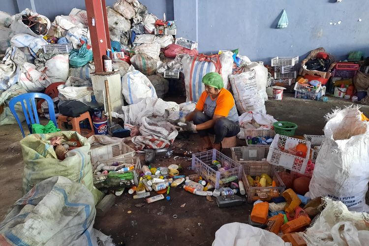 Ilustrasi pemilahan sampah plastik di Indonesia.