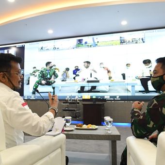 Mentan Syahrul Yasin Limpo saat berdiskusi dengan berbagai petani dan pemerintah daerah melalui video telekonferensi di ruang rapat Agriculture War Room (AWR), Selasa (14/4/2020).
