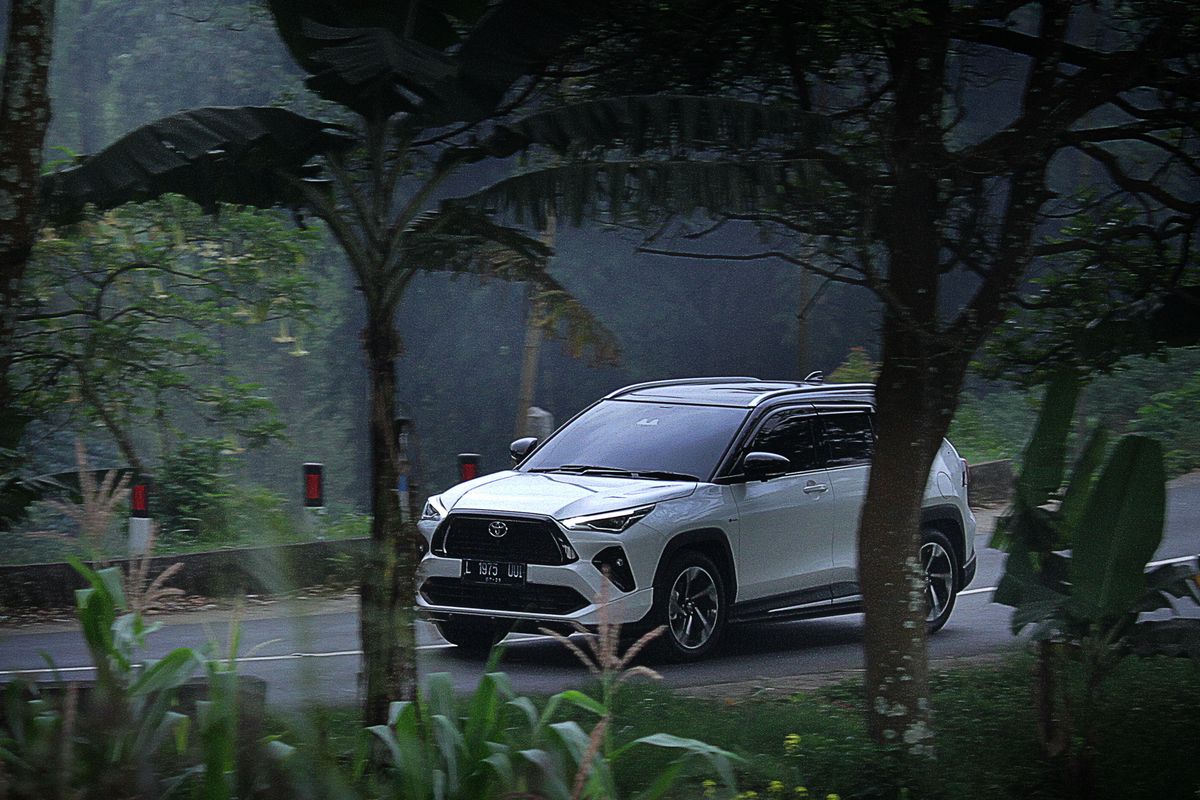 Toyota Yaris Cross saat beradaptasi di jalan berliku di Kawasan Bromo