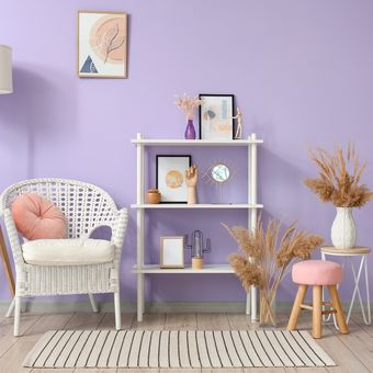 Ilustrasi ruang keluarga dengan warna cat ungu muda atau lilac.