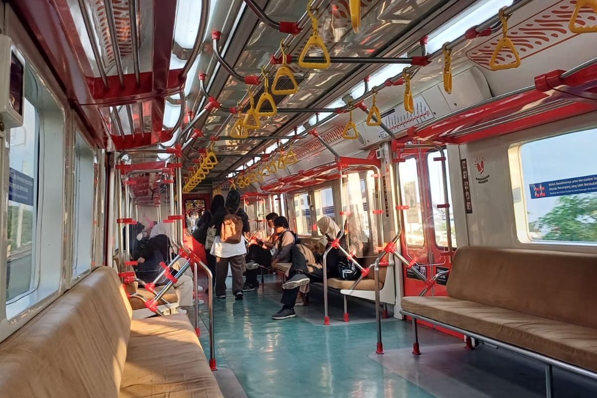 Suasana di dalam KRL Jogja-Solo.