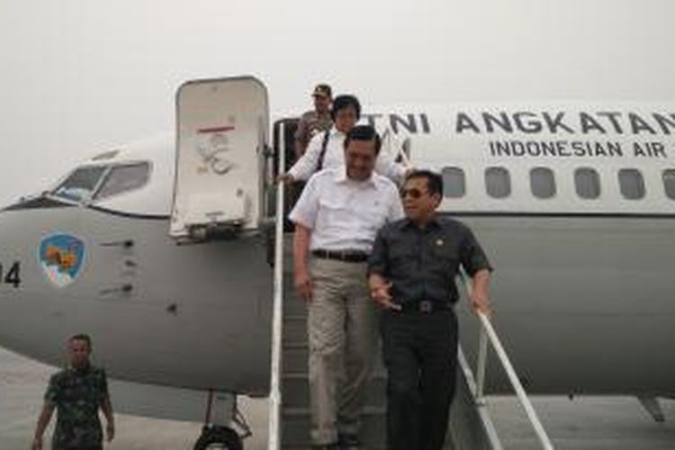 Menko Polhukam Luhut Binsar Panjaitan dan rombongan tiba di Bandara Sultan
Mahmud Badarudin II di Palembang, Sumatera Selatan, Selasa (27/10/2015).
