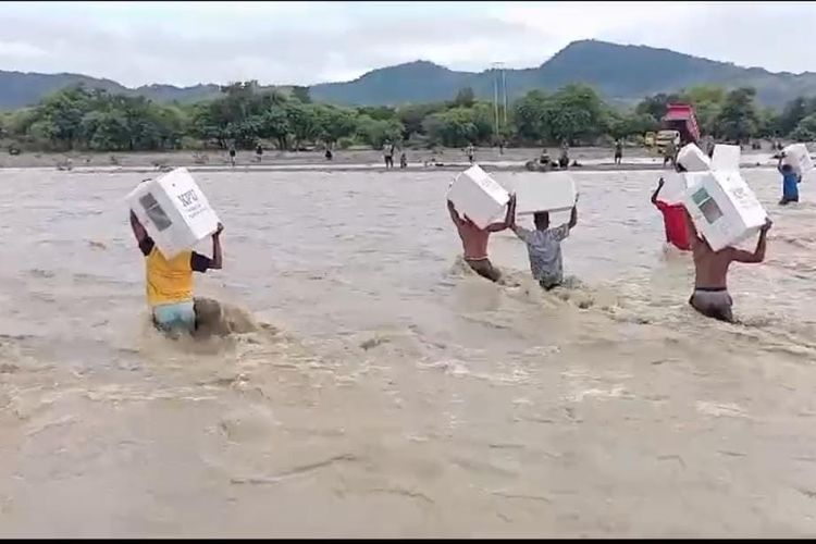 Photo:Warga Kabupaten Kupang, Nusa Tenggara Timur, bawa kotak suara terobos banjir