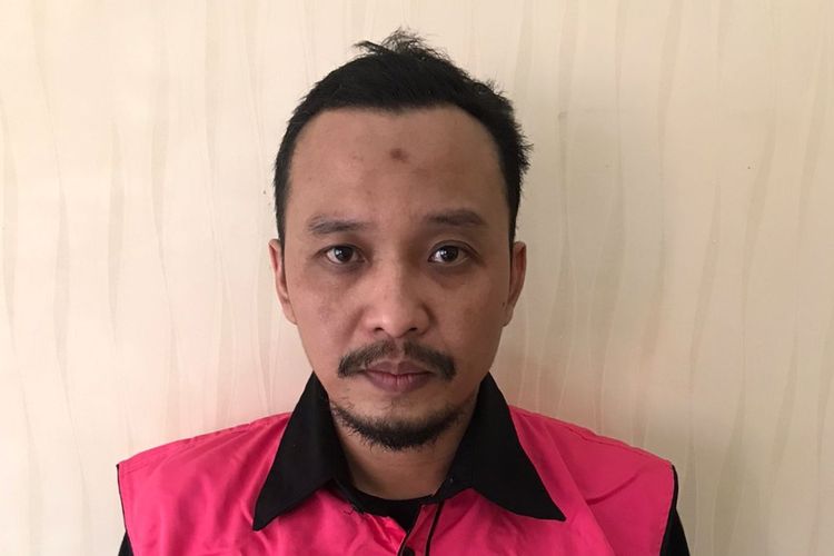 MH ditangkap tim Kejaksaan Negeri Kabupaten Probolinggo setelah buron selama dua tahun. Dia terbukti korupsi dana KUR Rp 1 miliar. 