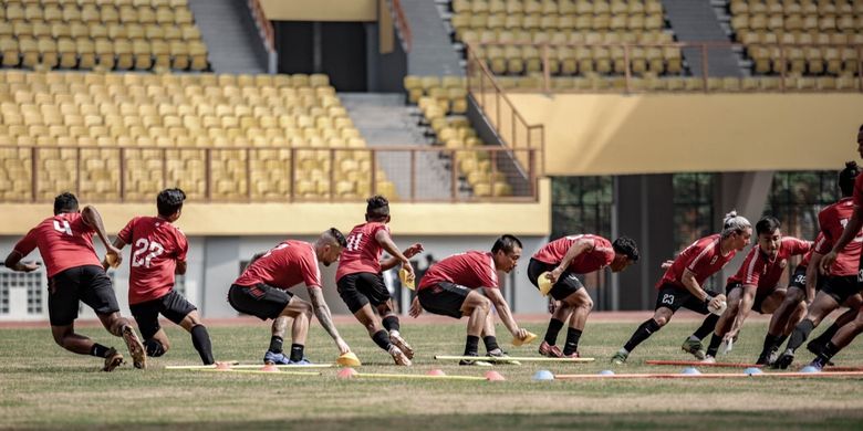 Pemain PS Sleman berlatih di Stadion Wibawa Mukti, Cikarang, Kabupaten Bekasi, Jawa Barat, pada Jumat (11/6/2021).