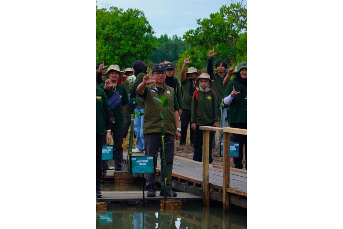 Direktur Rehabilitasi Mangrove Kementerian Kehutanan Nikolas Nugroho Surjobasuindro  bersama Menteri Kehutanan, Gubernur Kalimantan Utara, jajaran Kementerian Kehutanan, dan masyarakat dalam kegiatan penanaman mangrove dalam rangka peringatan Hari Lahan Basah Se-Dunia di lokasi project NASCLIM di Desa Liagu, Tarakan, Kalimantan Utara, Sabtu (7/2/2026)