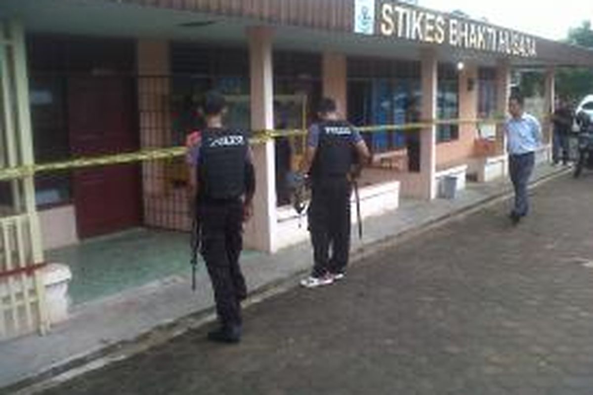 Tim darii gegana Polda Bengkulu melakukan penyisiran ?? Kampus STIKES Bhakti Husada, Kota Bengkulu,kampus  ??? diteror adanya bom oleh orang tak dikenal melalui pesan singkat ke telpon selular dosen, staf dan mahasiswa.