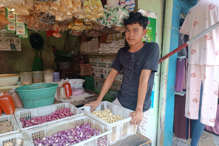 Pedagang bawang putih dan bawang merah di Pasar Jangkrik, Pisangan Baru, Matraman, Jakarta Timur, bernama Rafi, Rabu (18/10/2023).