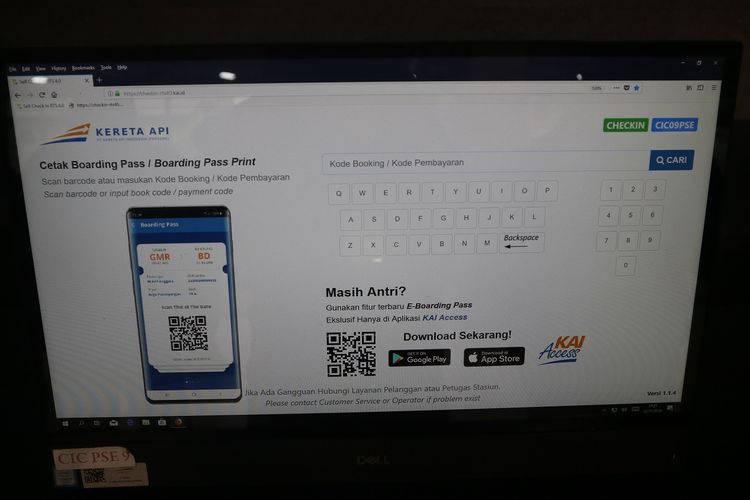 Tampilan layar monitor di mesin check in Stasiun Pasar Senen untuk mencetak tiket secara mandiri, Jumat (22/11/2019). Masyarakat tinggal memasukkan kode booking untuk mencetak tiket.