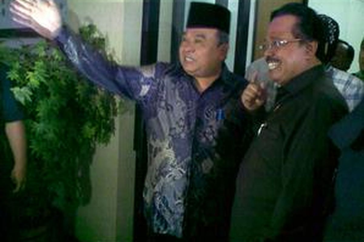 Menteri Tenaga Kerja dan Transmigrasi Erman Suparno (kiri) dan Ketua Komisi Pemilihan Umum (KPU) Abdul Hafiz Anshary di Kantor KPU, Kamis (14/5).