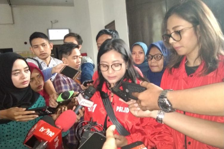 Bendahara Umum PSI Suci Mayang Sari di kantor KPU, Menteng, Jakarta Pusat