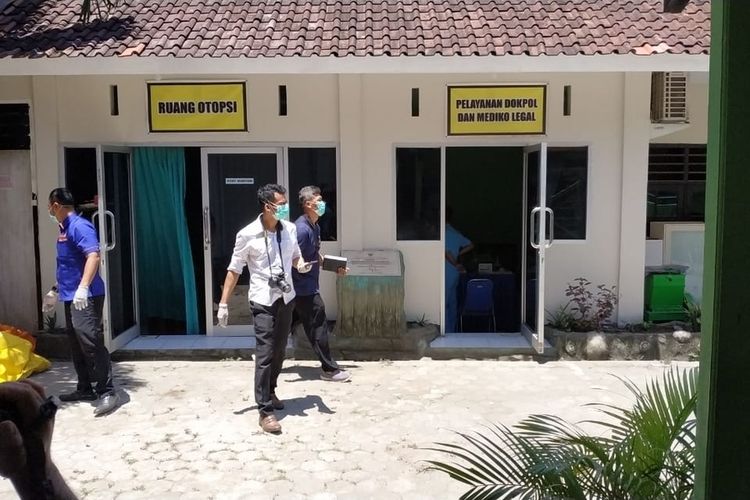 Tim Dokter Forensik Rumah Sakit Bayangkara Polda NTB, melakukan Outopsi terhadap mayat perempuan dalam plastk yang ditemukan di kawasan wisata Batu Layar, Senggigi Lombok Barat, Rabu malam (5/2/2020).