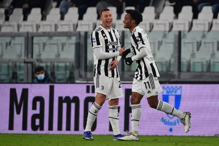 Juan Cuadrado (kanan) merayakan golnya bersama Federico Bernardeschi (kiri) pada laga pekan ke-16 Liga Itailia yang mempertemukan Juventus vs Genoa di Stadion Allianz, Senin (6/12/2021) dini hari WIB.