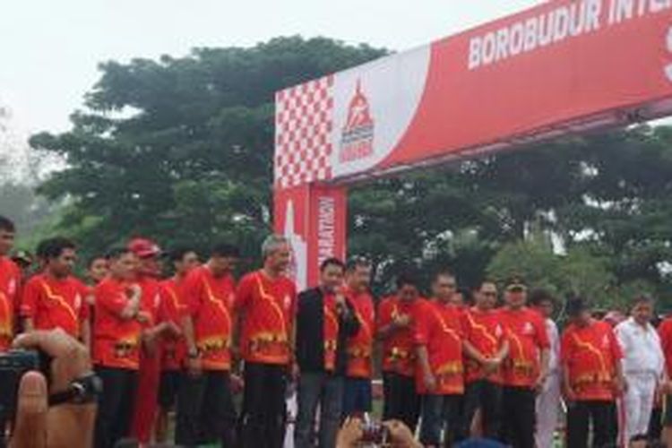 Menpora Imam Nahrawi (tengah/jaket hitam) didampingi Gubernur Jawa Tengah Ganjar Pranowo, Bupati Magelang Zaenal Arifin dan Jajaran Pengurus Forum Komunikasi Jawa Tengah saat melepas ribuan peserta Borobudur International 10K dan Half Marathon di Halaman Candi Borobudur, Magelang, Jawa Tengah, Minggu (15/11) pagi.
