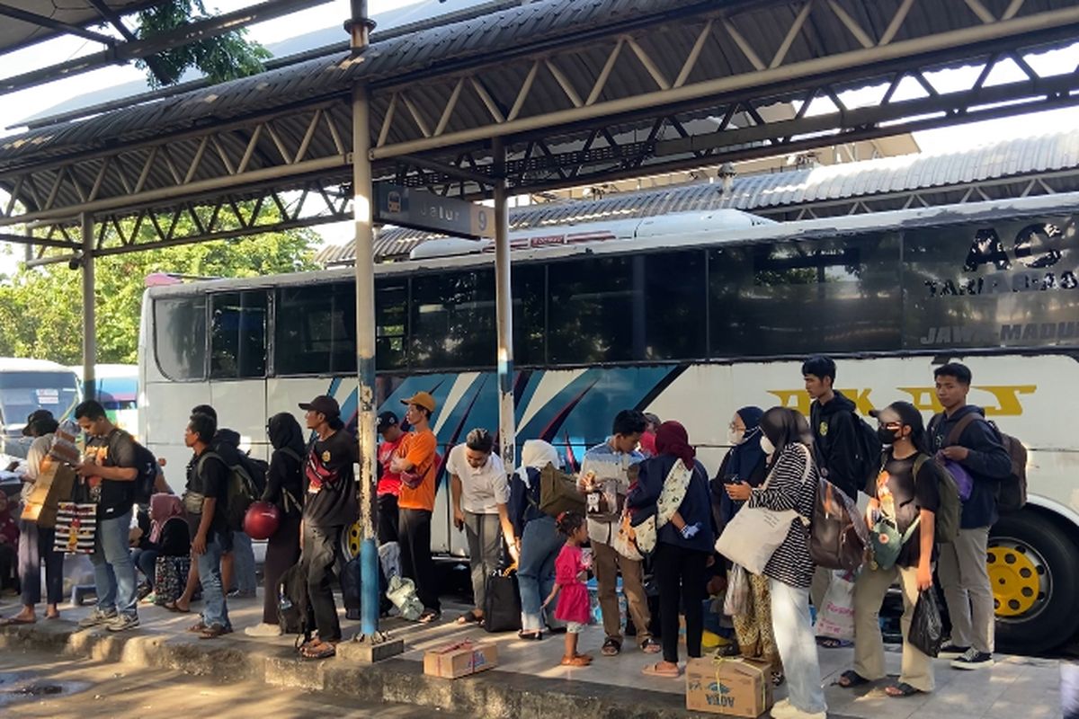 Suasana arus balik di Terminal Purabaya, Bungurasih, Sidoarjo pada Senin (7/4/2025)