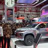 Saat Jokowi Memperhatikan Mobil Reli Mitsubishi Triton
