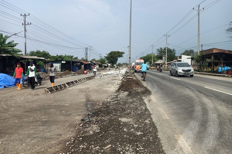 Perbaikan dan pengecoran Jalan Pantura Pemalang-Pekalongan yang sedang dikebut oleh pekerja untuk arus mudik Idul Fitri 2023