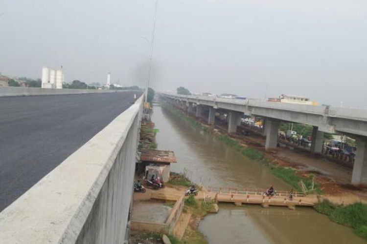 Tol Becakayu yang melintasi Kalimalang, saat ini mengalami perkembangan pembangunan 78 persen. Targetnya, ruas Jakasampurna-Universitas Borobudur akan dioperasikan pada Maret 2017.