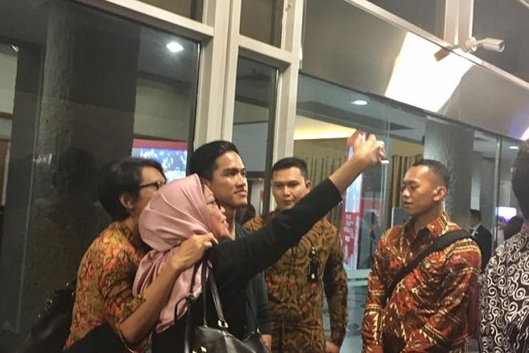 Hadirin sibuk mengambil foto selfie dengan Kaesang Pangarep, putra bungsu Jokowi yang menyempatkan diri hadir di acara.