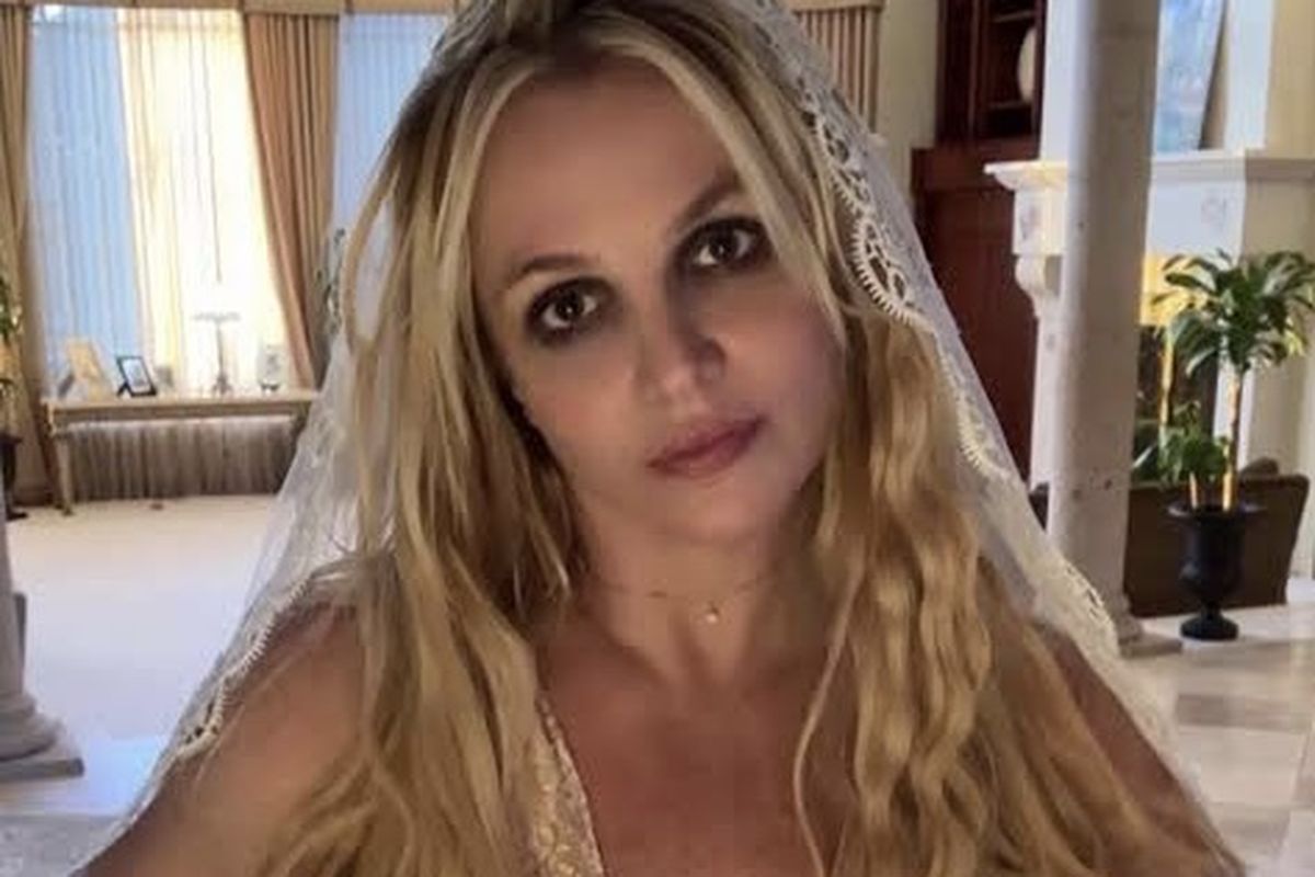 Britney Spears mengungsi dari rumahnya yang senilai 7,4 juta dolar.