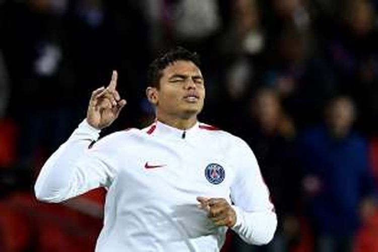 Bek tengah Paris Saint-Germain, Thiago Silva, melakukan pemanasan menjelang laga Liga Champions kontra Basel, di Parc des Princes, Sabtu (22/10/2016).