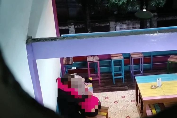 Rekaman video CCTV yang memperlihatkan aksi mesum yang dilakukan seorang pria dan wanita di dalam kedai kopi kawasan Cilandak Timur, Pasar Minggu, Jakarta Selatan 