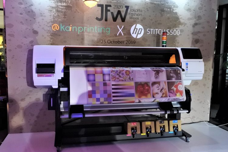 Printer HP Stitch S500 merupakan mesin cetak kain dengan teknologi pewarna sublimasi yang mampu menghasilkan warna dengan akurat dan tahan lama. 