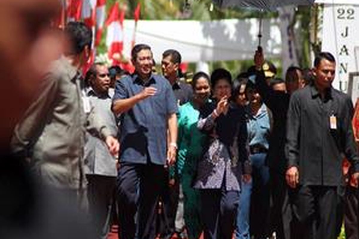 Presiden Susilo Yudhoyono bersama Ibu Negara Ani Yudhoyono ketika berkunjung ke Papua Barat, Kamis (22/1).